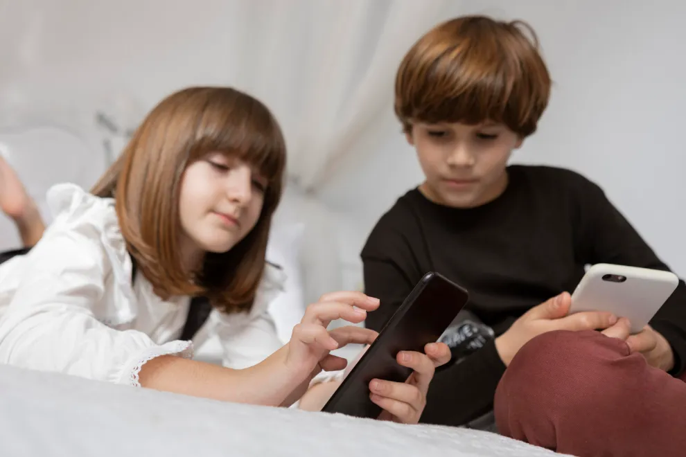 Vaikai su išmaniaisiais telefonais – socialinių tinklų poveikis