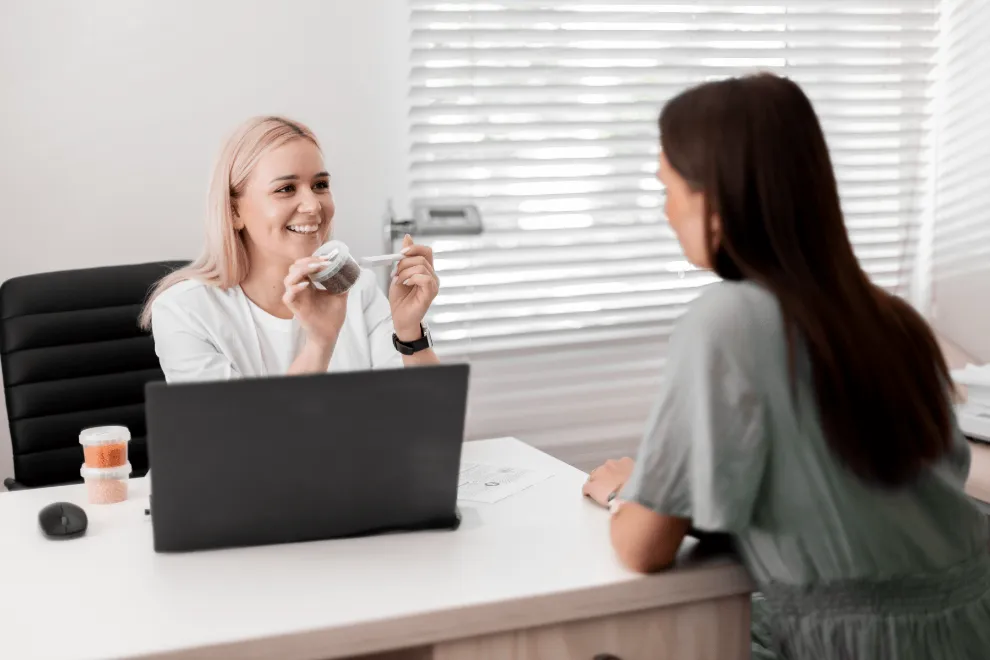 Gydytoja konsultuoja pacientę apie hormonus ir mitybą