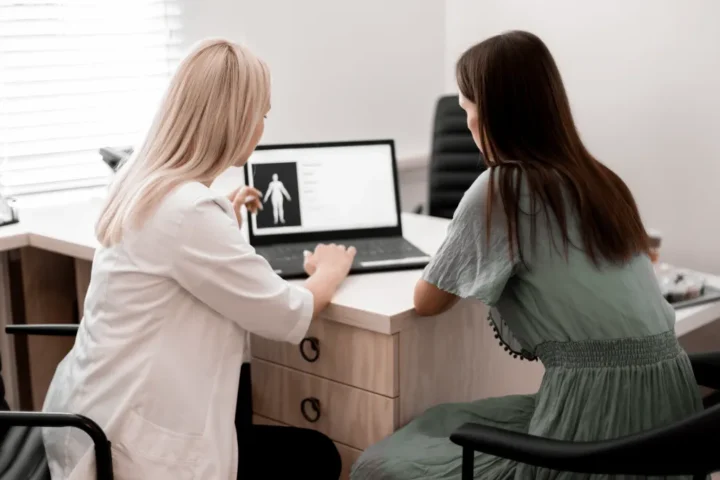 Gyvensenos medicinos gydytoja konsultuoja pacientę