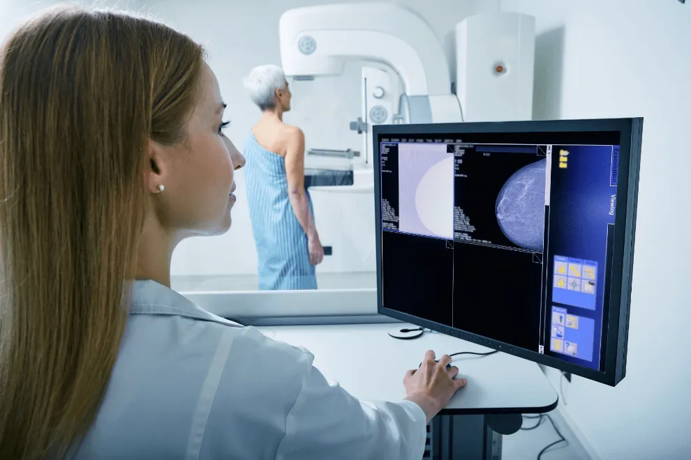 Radiologė vertina mamografijos vaizdą – krūties vėžio prevencija