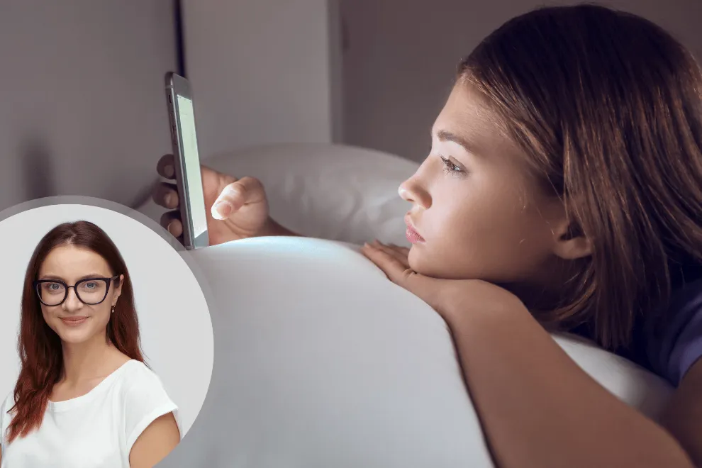 Paauglė naktį lovoje žiūri į telefoną – dirbtinis intelektas kaip paguoda