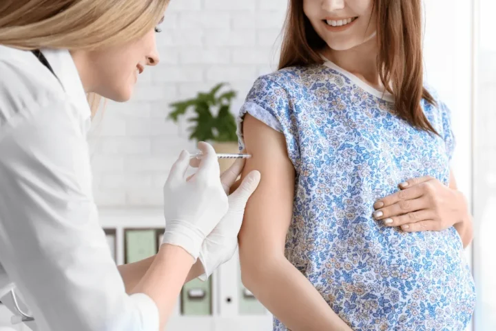 Slaugytoja skiepija nėščią moterį nuo RSV