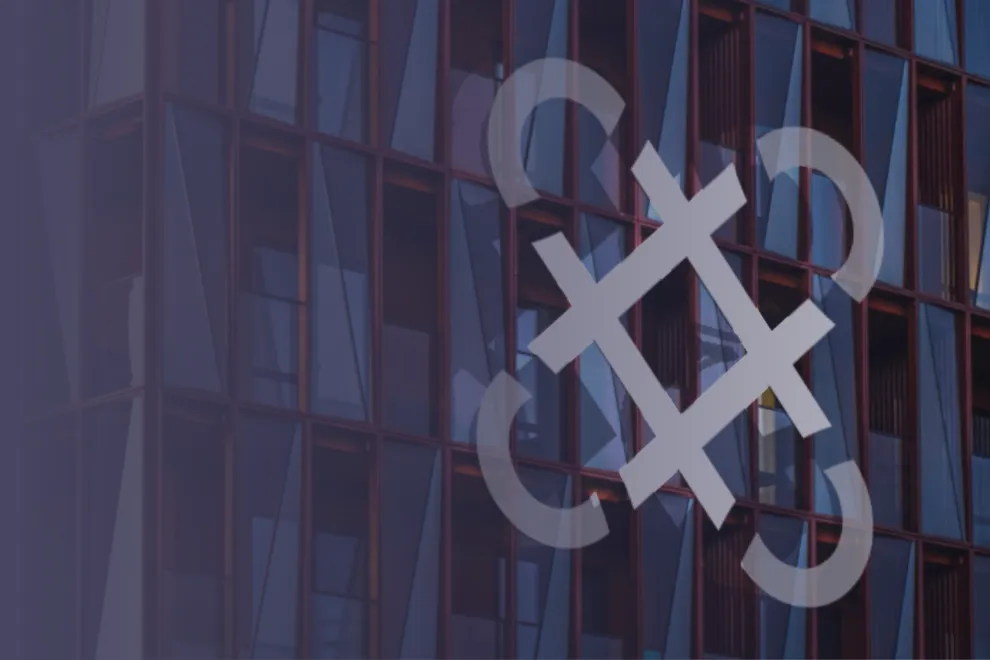 „Altamedica“ logotipas ant modernaus pastato fasado – nauja klinika Vilniuje